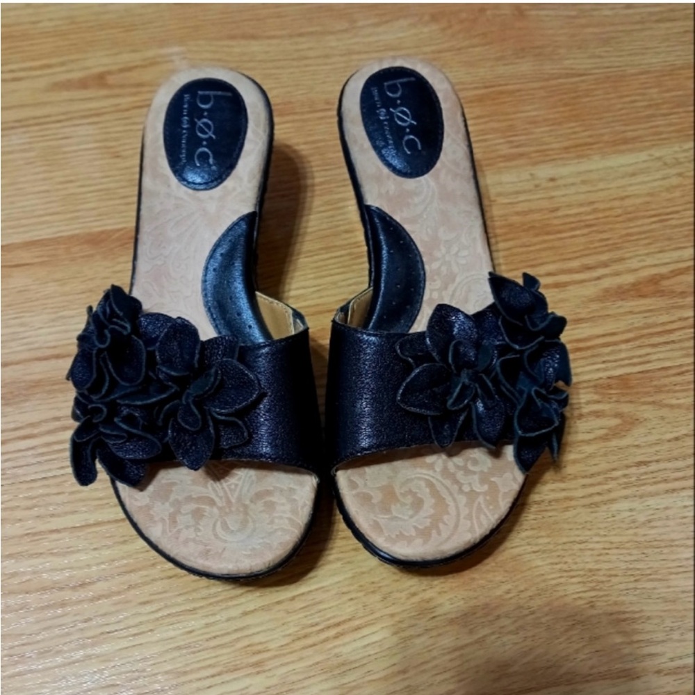 b.o.c. Black Leather Sandals with Floral Embellishments sz 7